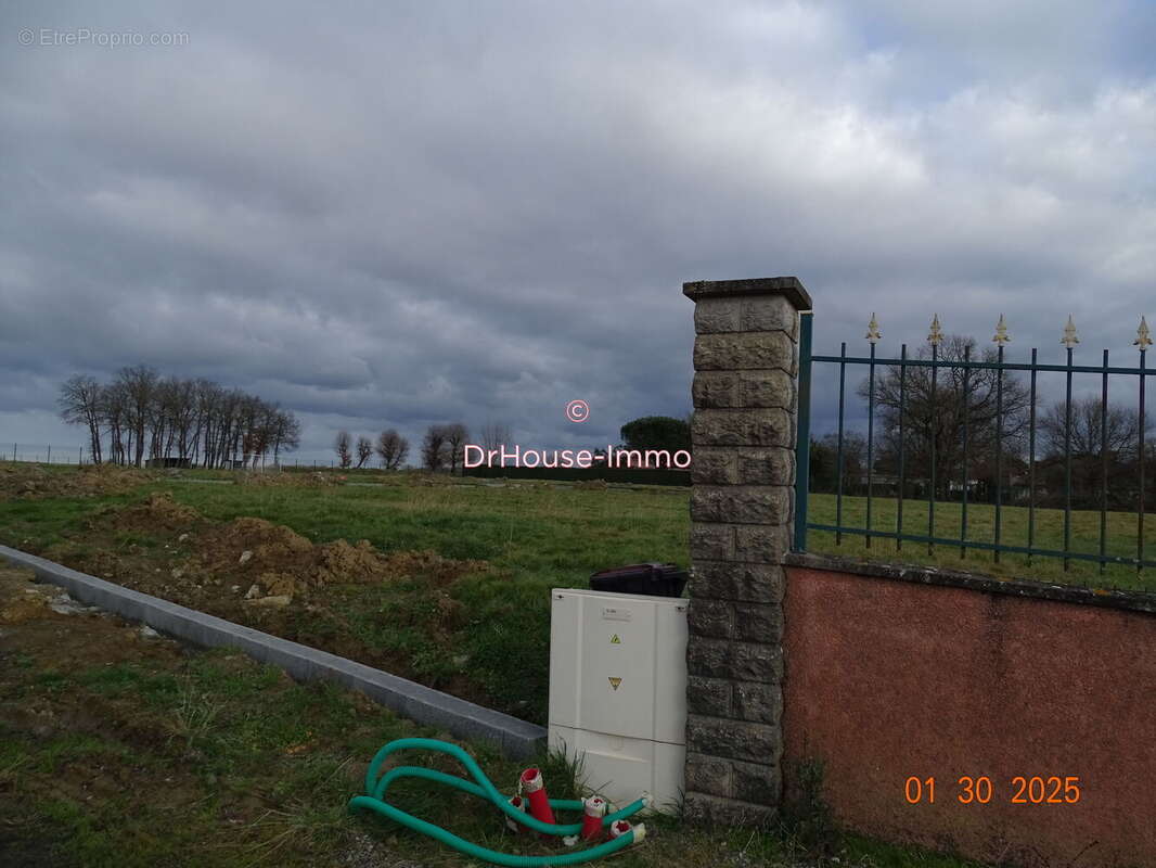 Terrain à POUCHARRAMET