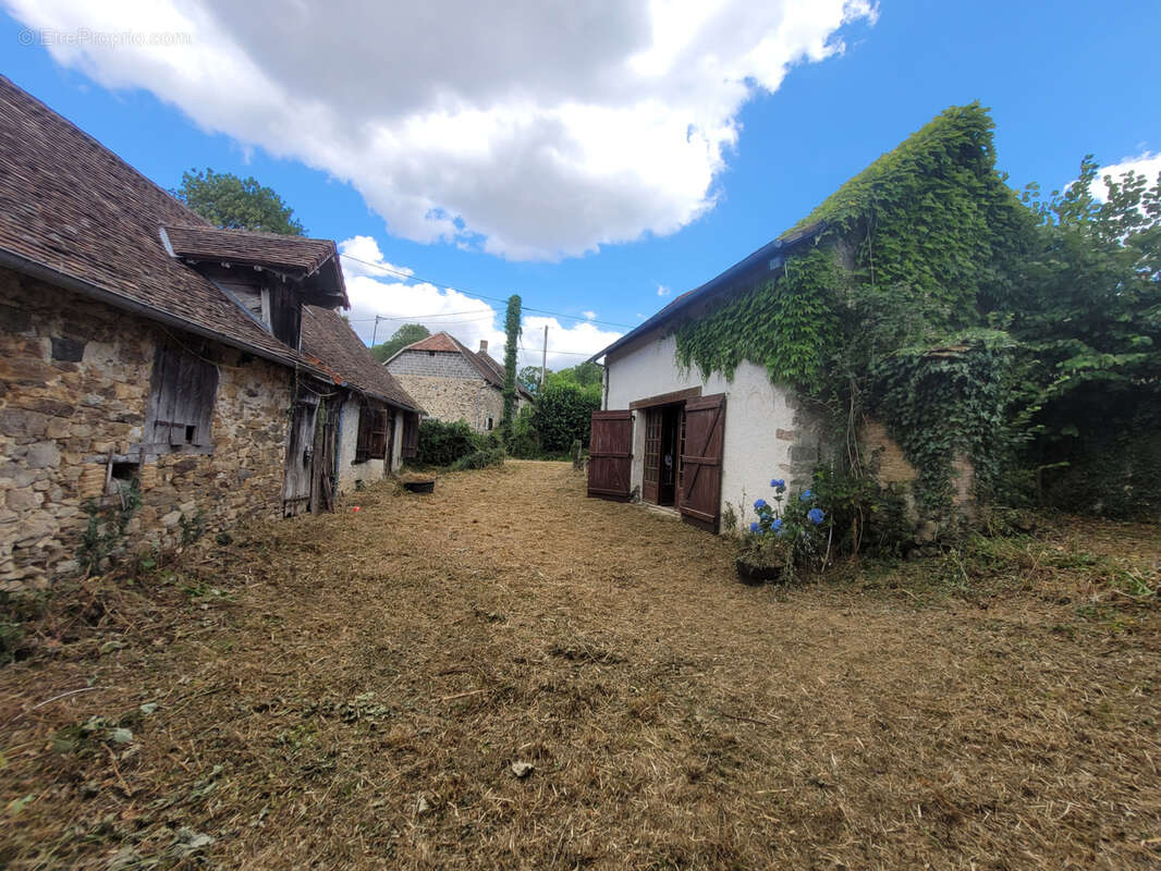 Fermette limousine à rénover sur la commune de MAGNAC-BOURG 30 min sud LIMOGES - photo 2