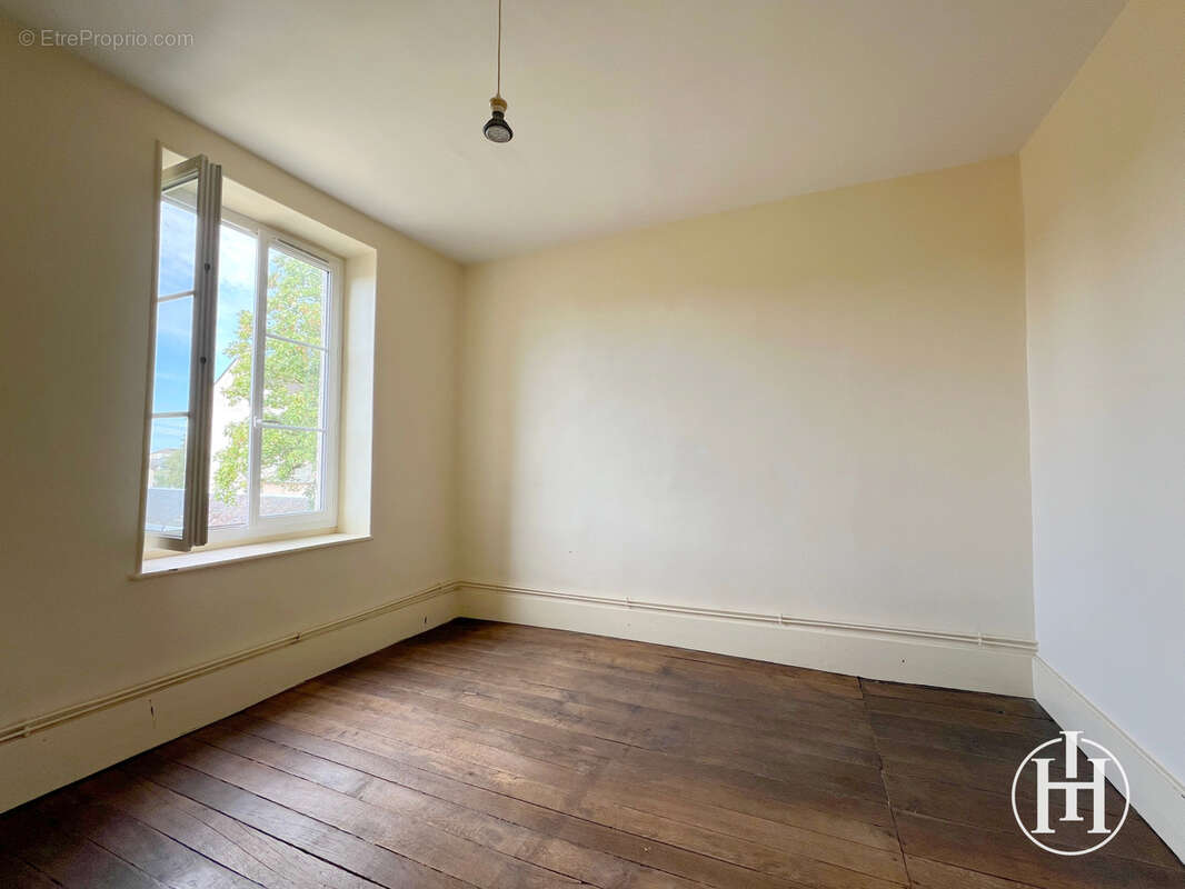 Maison à DUN-SUR-AURON