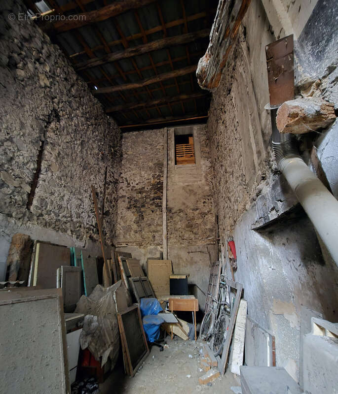 A 5 minutes de Tallard, pour investisseur ou première acquisition , maison de village à rénover hors d'eau, h - photo 3