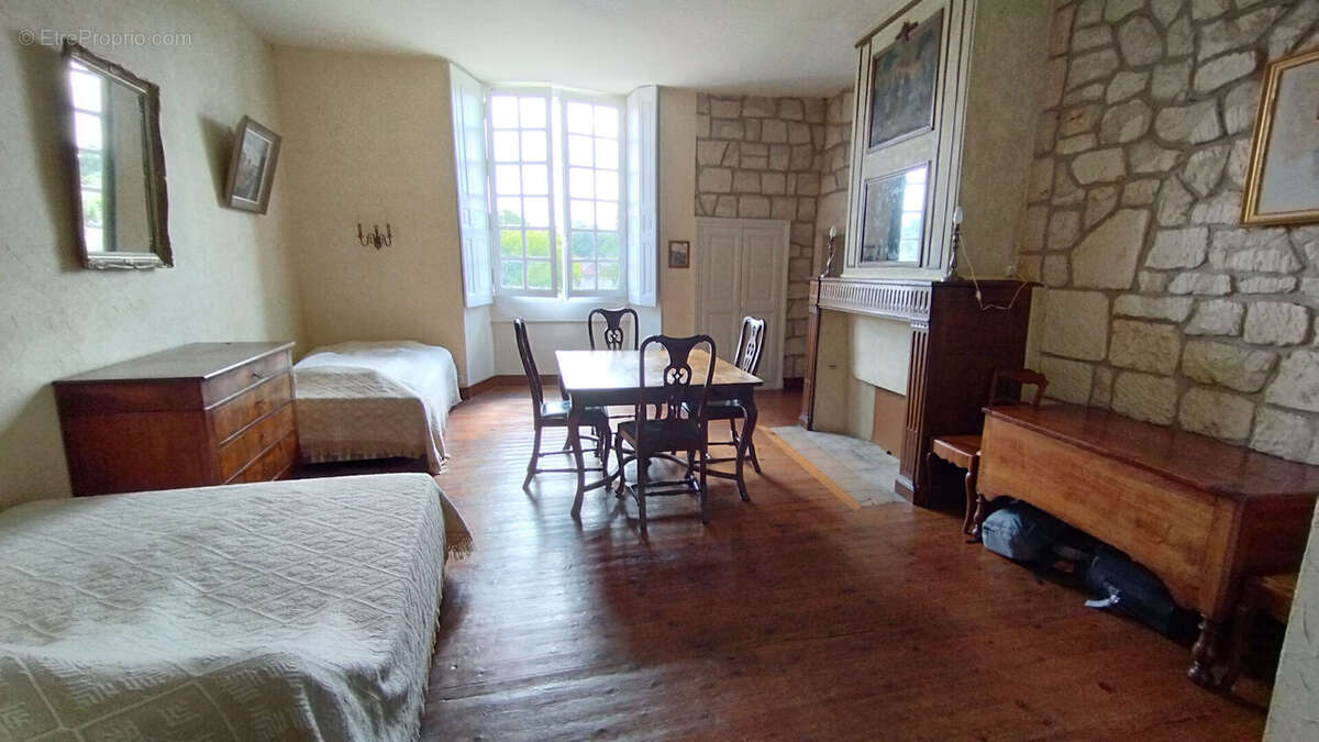 Propriété rare, destinée aux amoureux de belles demeures et de lieux de vie hors du commun ! - photo 9