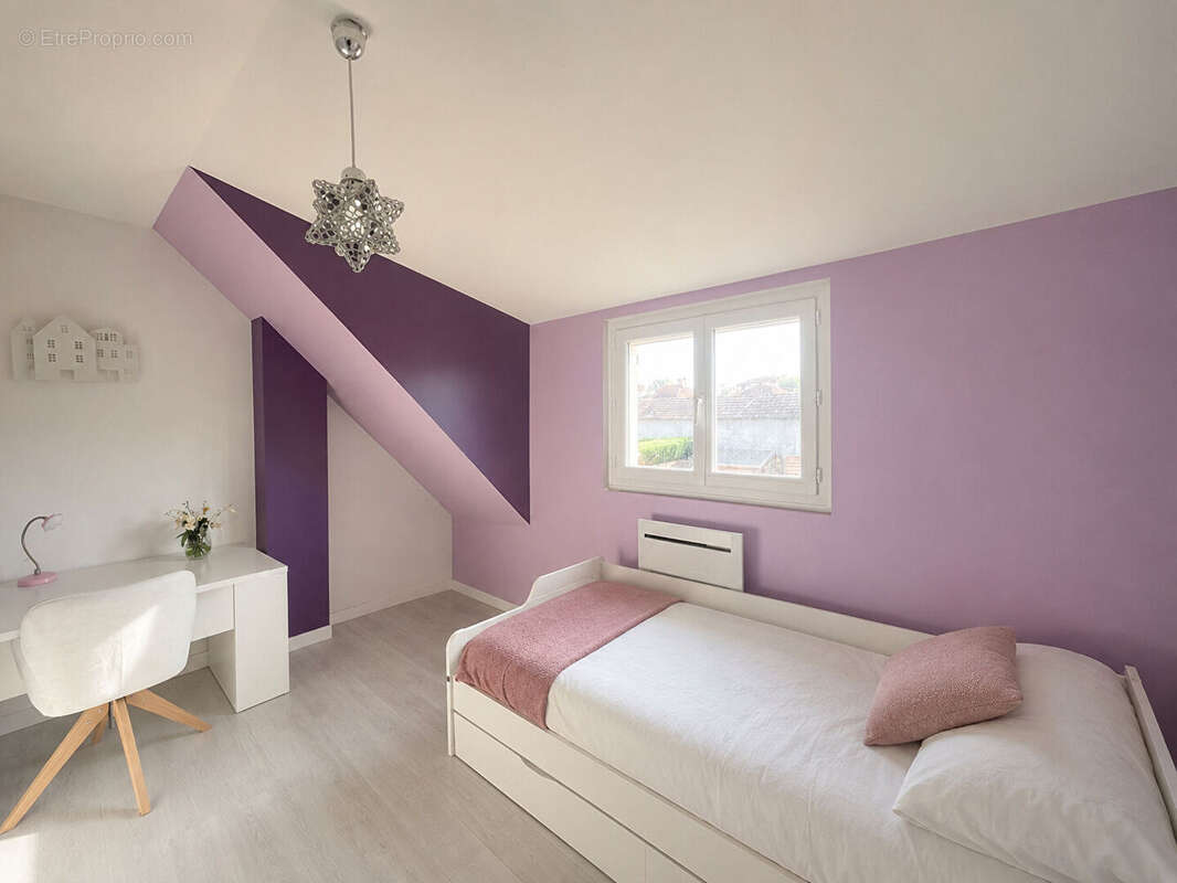 Maison familiale au Coteau de 130 m² avec 4 chambres, bureau, piscine au sel, terrain de 1200 m² et grand garage. - photo 9