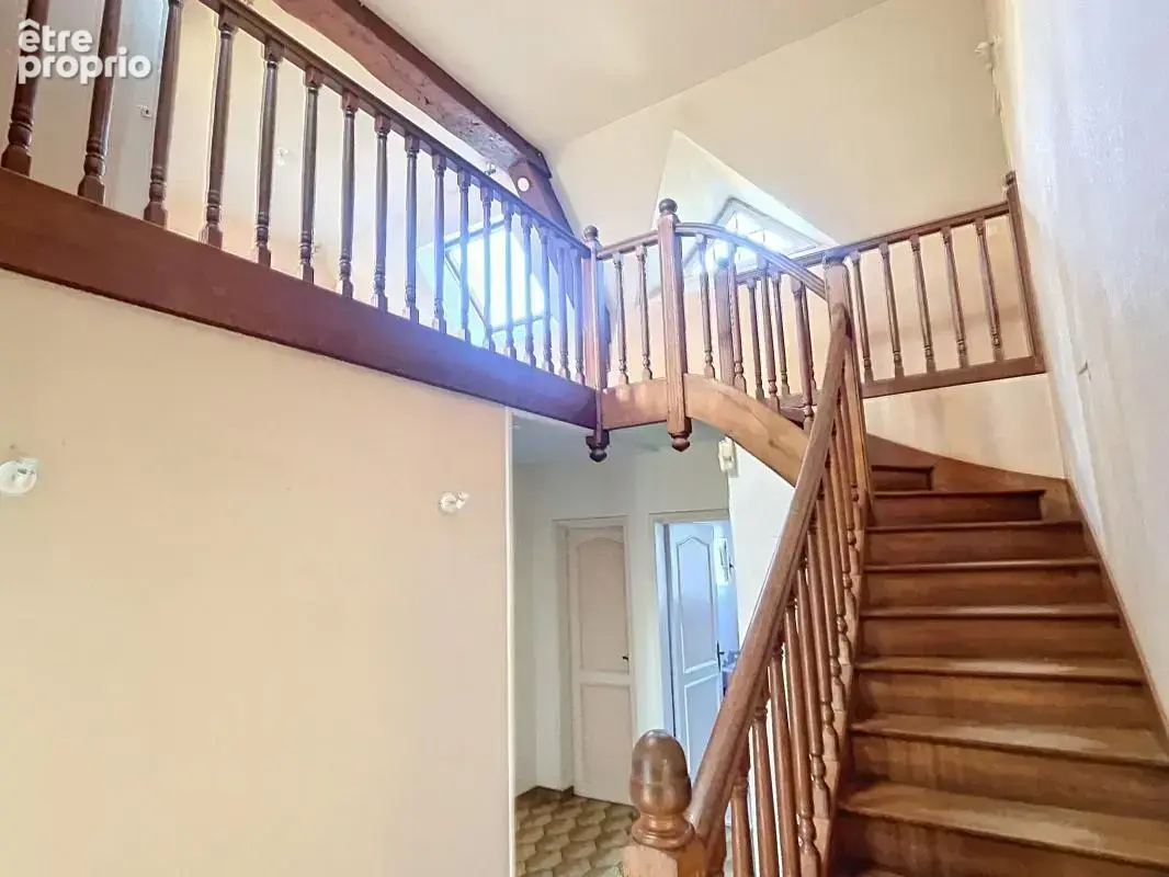 A SAISIR -  Maison de caractère avec grand volume ! - photo 2