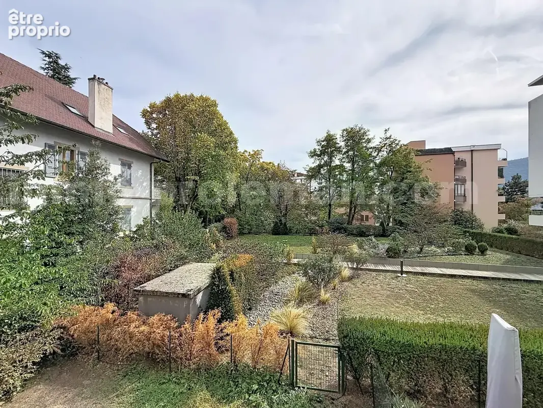 Appartement_T3_Annemasse_belle_superficie_proximitée_frontière_Suisse_tram_Ceva_direction_GENEVE_Frontaliers_Salon_Séjour_Cuisine_Terrasse_Vue_