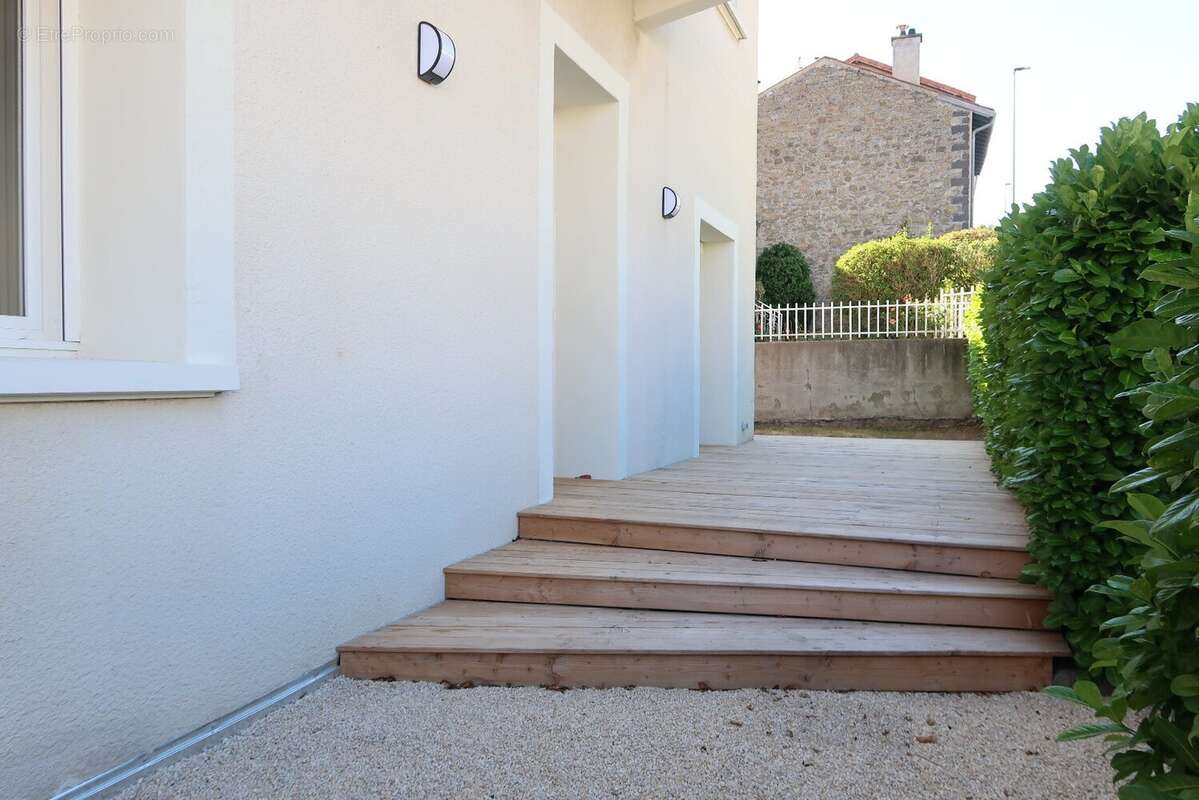 Appartement à SAINT-GENEST-LERPT