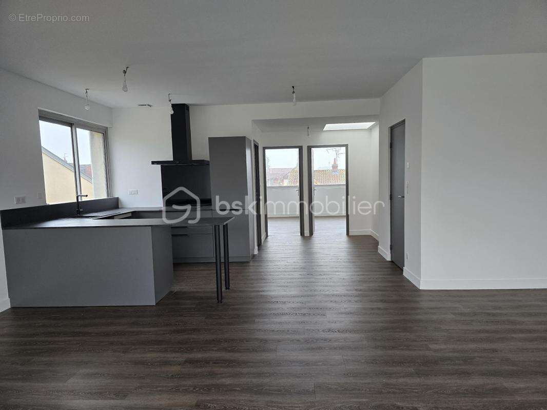 Immeuble de bureaux sur 3 niveaux avec appartement indépendant, opportunité d'investissement rare - photo 22