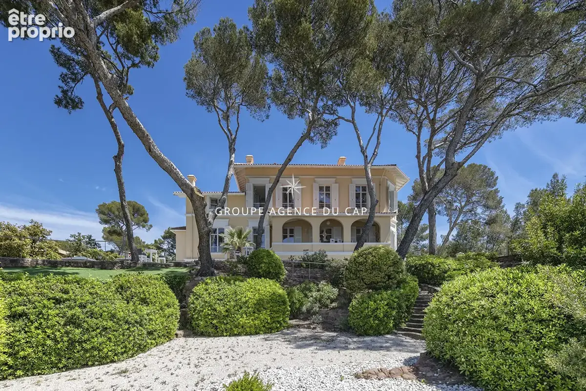 Villa de caractere sur le port santa lucia vue mer tout a pied avec piscine a saint raphael - photo 4