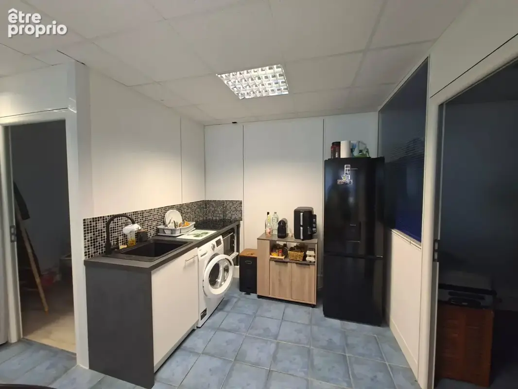 Local 142m2 - bureaux + entrepot - grand parking - acces pl - photo 6
