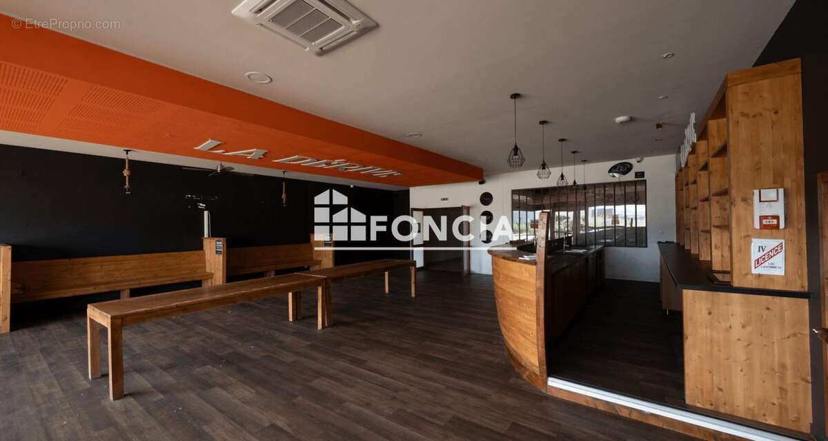 Local commercial avec parking - photo 7