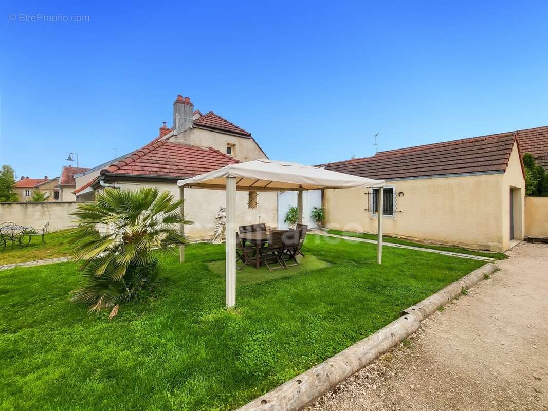 FAUVERNEY - Maison de 95 m² avec beau potentiel - photo 11
