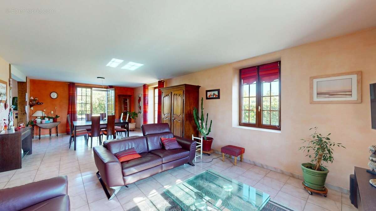 Maison à COURCELLES