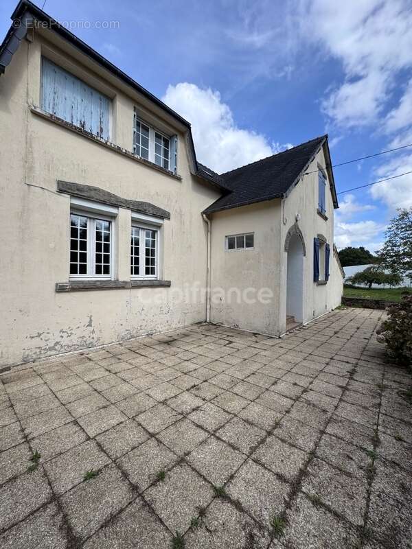 Maison à CLEDEN-POHER