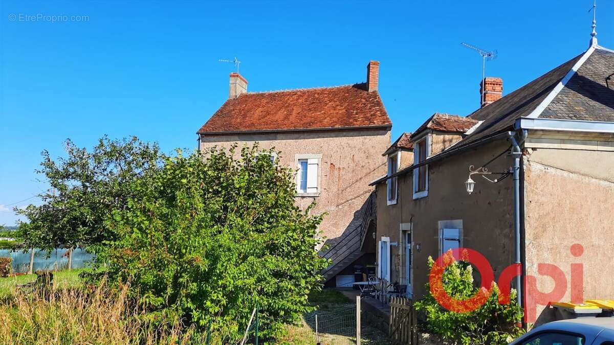 Appartement à AINAY-LE-CHATEAU