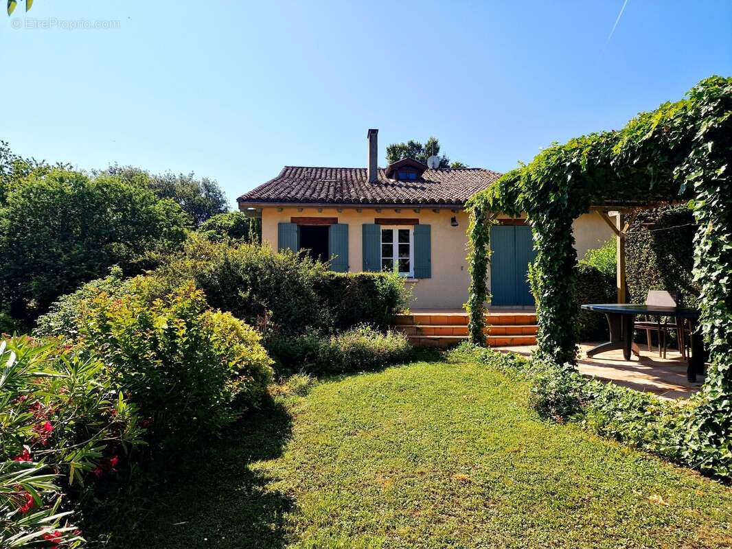Élégante Propriété de Campagne avec Gîte et Annexe dans un Cadre Paisible - photo 13
