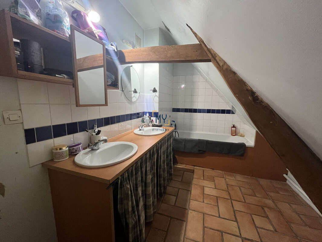 SALLE DE BAINS -  Appartement à vendre - 2/3 pièces - 60 m² - Neuville-En-Ferrain - Appartement à NEUVILLE-EN-FERRAIN