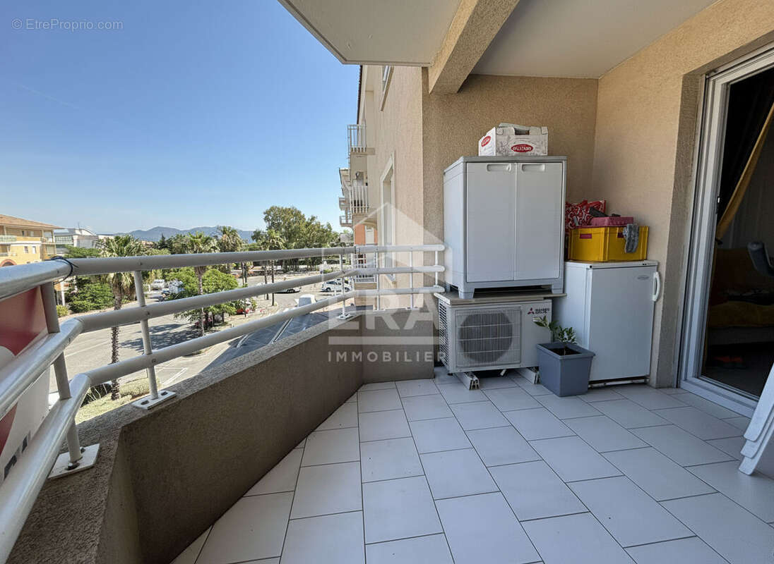 Port Fréjus .T2 rénové avec vue marina & box - photo 9