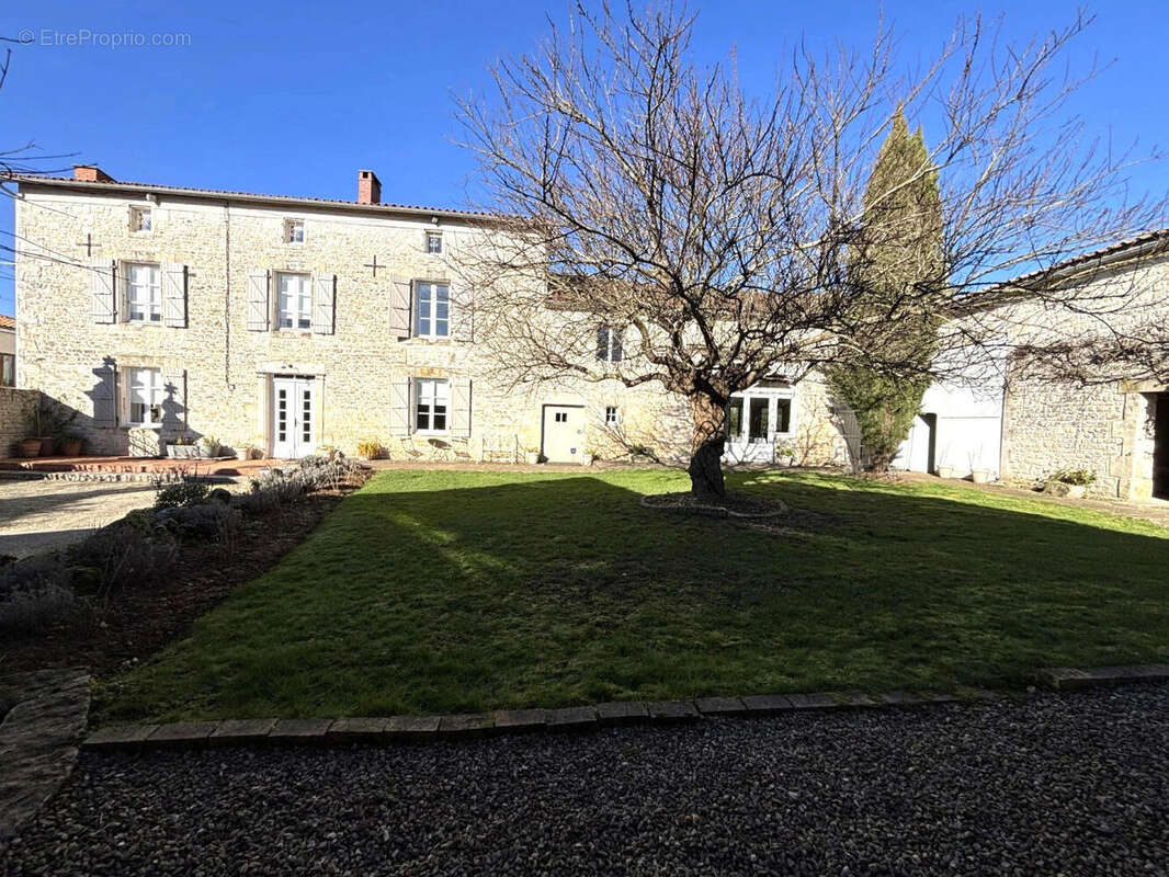 OVERVIEW - Maison à AUNAC