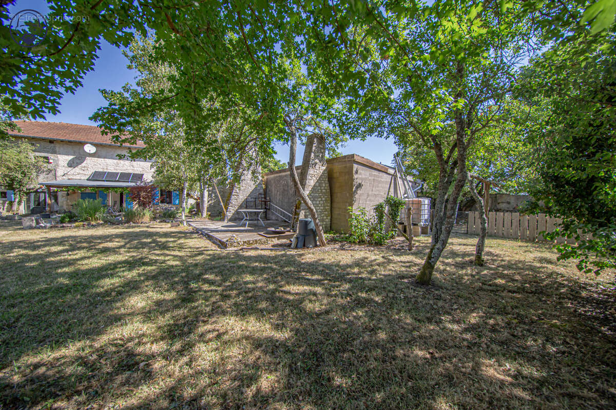 Maison de charme de 165 m2 avec dépendances - photo 32