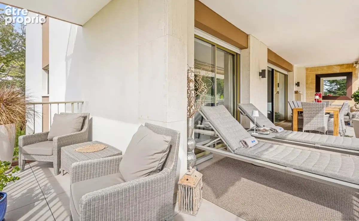 Appartement 4 pièces d’angle et traversant – Rénové avec élégance, grande terrasse et vue dégagée - photo 2