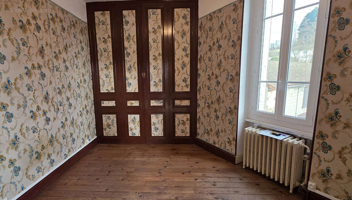 Appartement à LE MAYET-DE-MONTAGNE