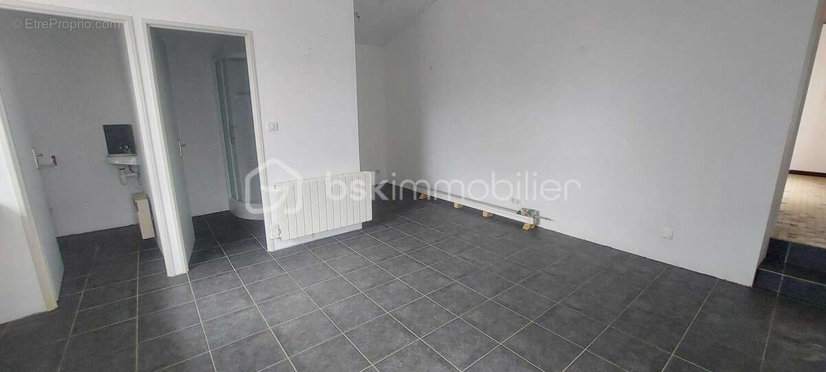 Maison plain-pied - 2 chambres - jardin - garage - dependances - photo 4
