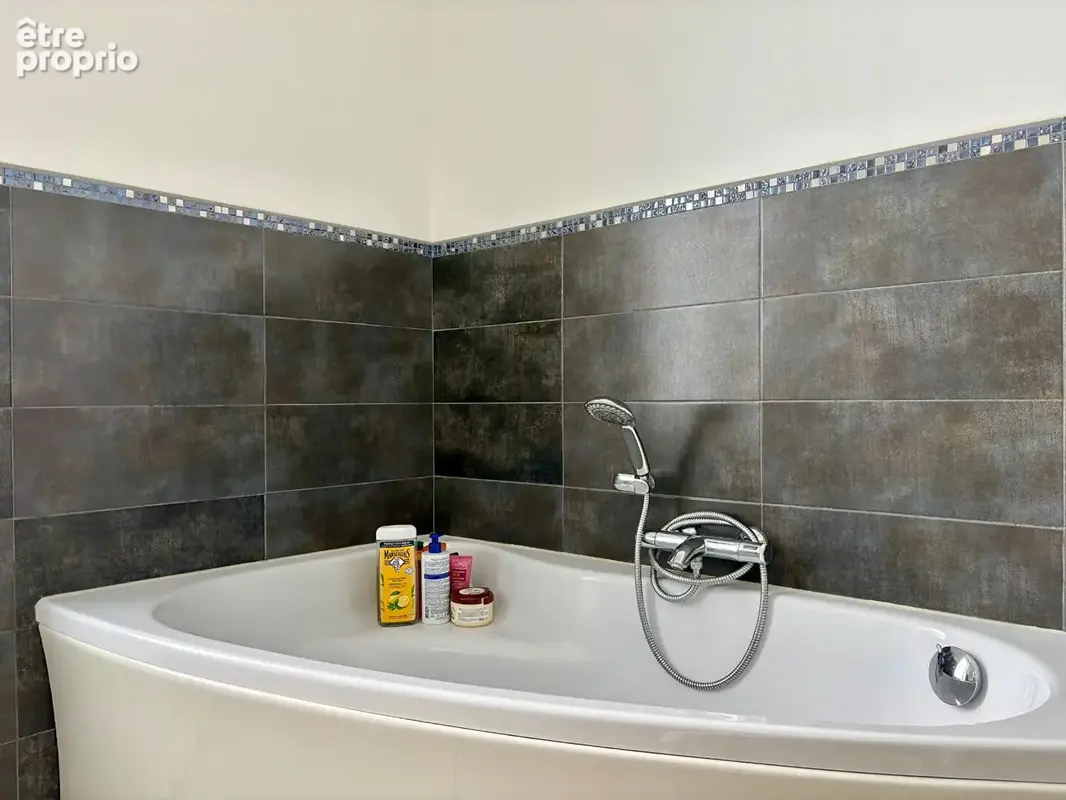 A VENDRE  GUIPAVAS - CENTRE - Maison rénovée 5 chambres - photo 12