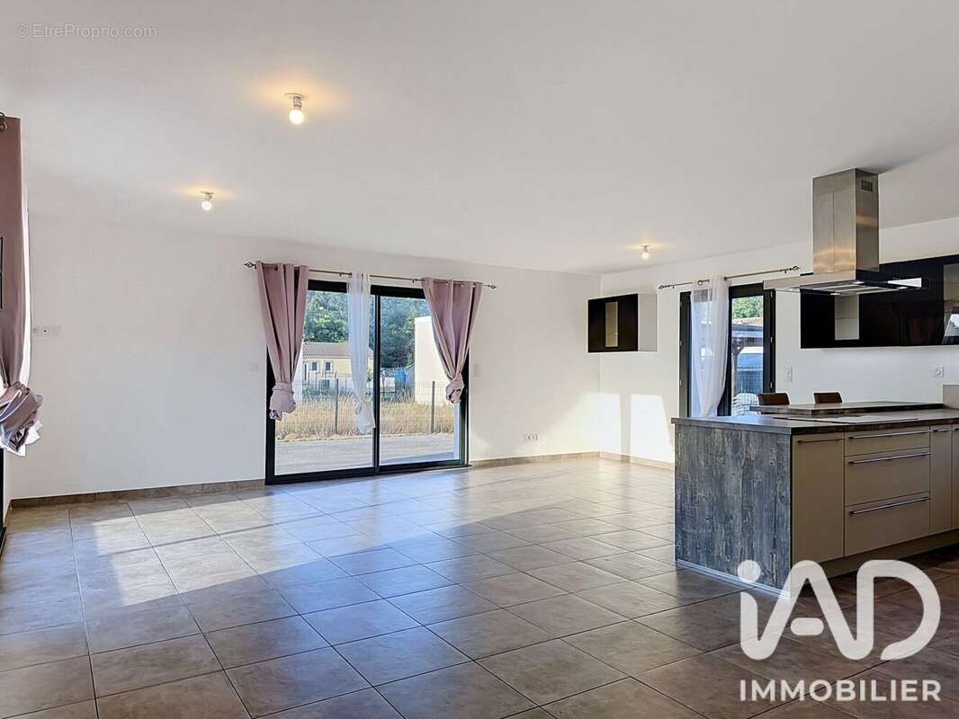 Maison 106 m² à Bussac-Foret  - photo 3
