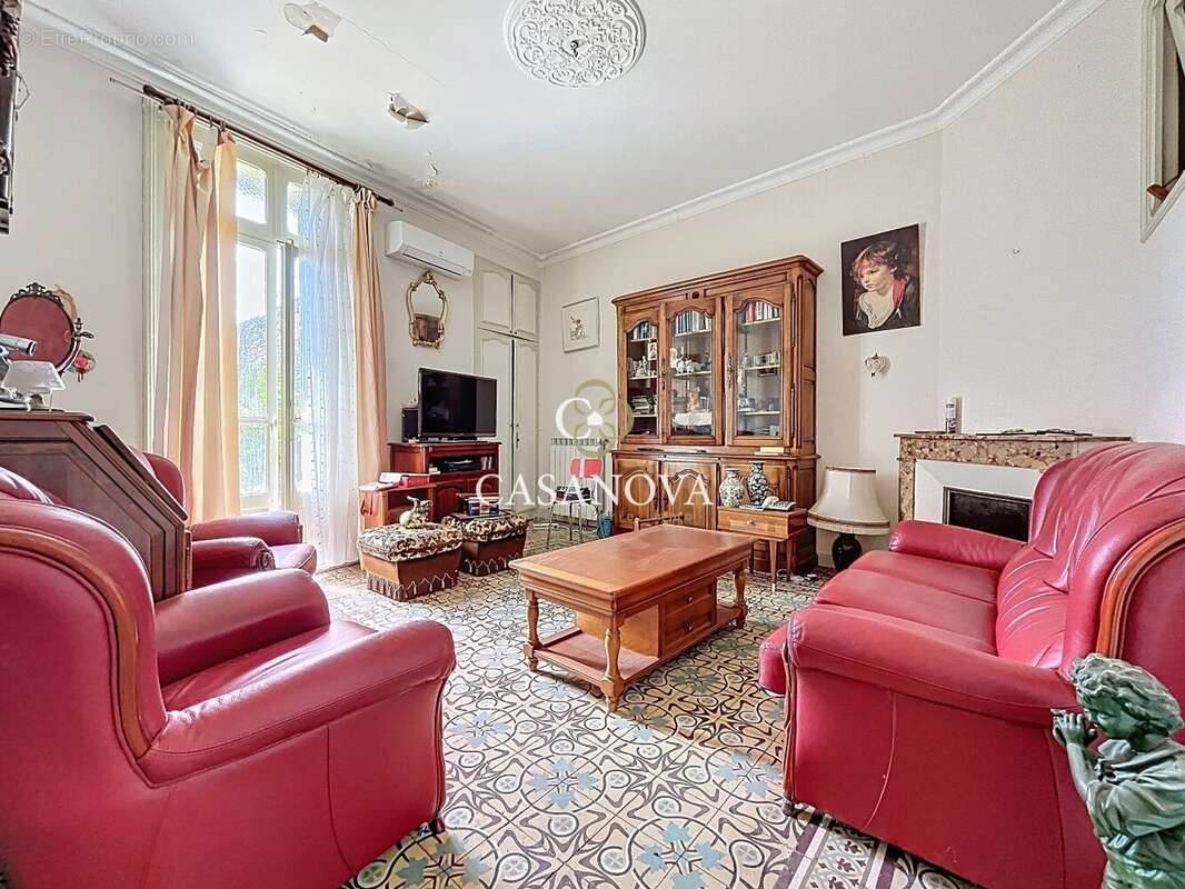 À vendre à Hérépian : grande maison de ville 300 m² avec cour, 2 garages, terrasses et fort potentiel de rentabilité proche de L - photo 3