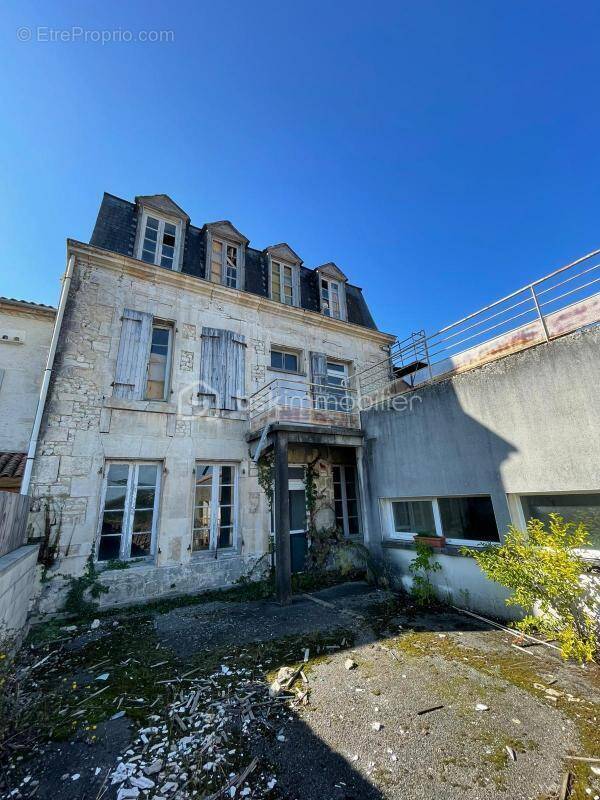 Maison à BARBEZIEUX-SAINT-HILAIRE