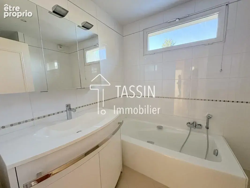 Tassin Bourg - Appartement T4 en dernier étage - photo 6
