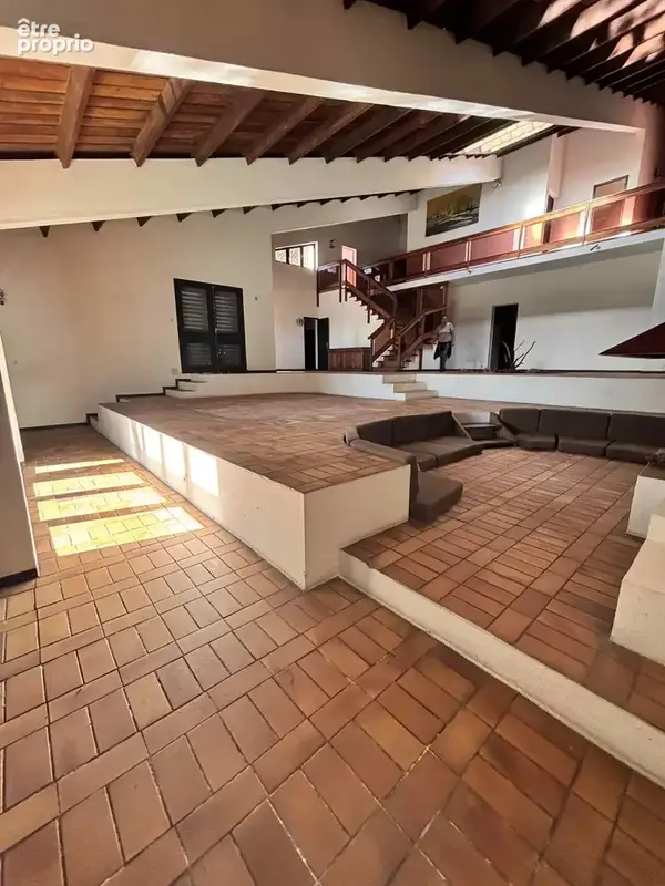 Propriété - 8 pièces - terrain de 4800 m² - photo 2