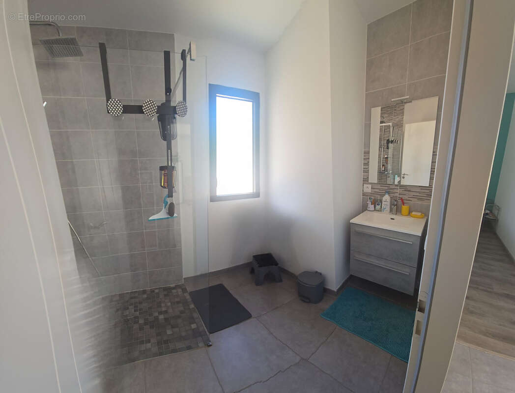 MAISON 2018 / 139 m2 / 3 ch + bureau dont une suite parentale / garage / jardin / piscine - photo 7