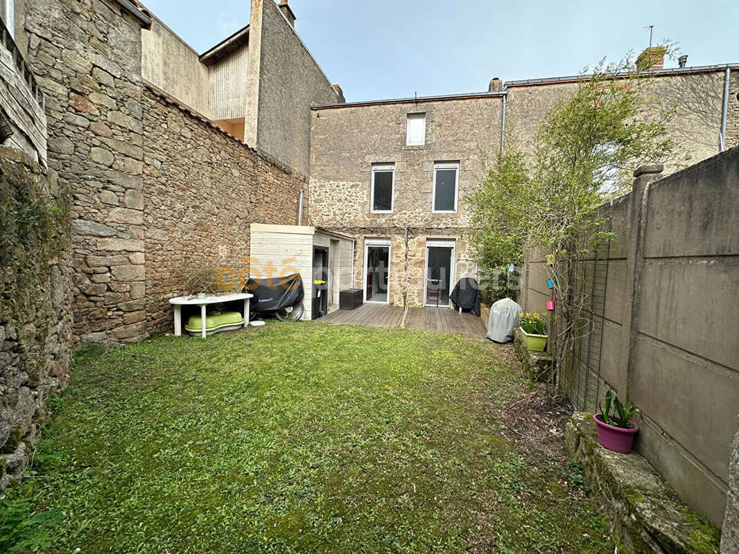 Maison à SAINT-MACAIRE-EN-MAUGES
