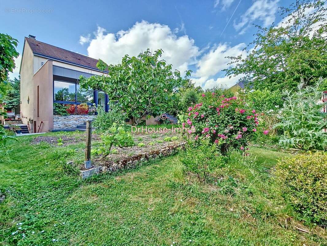 Maison à LES CLAYES-SOUS-BOIS