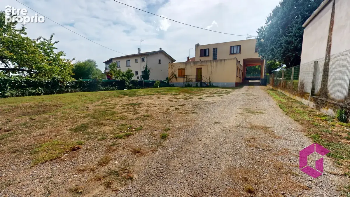 12 Min au Sud Issoire, 5kms A75 Propriété avec appartement et local professionnel sur terrain 3000M2 - photo 2