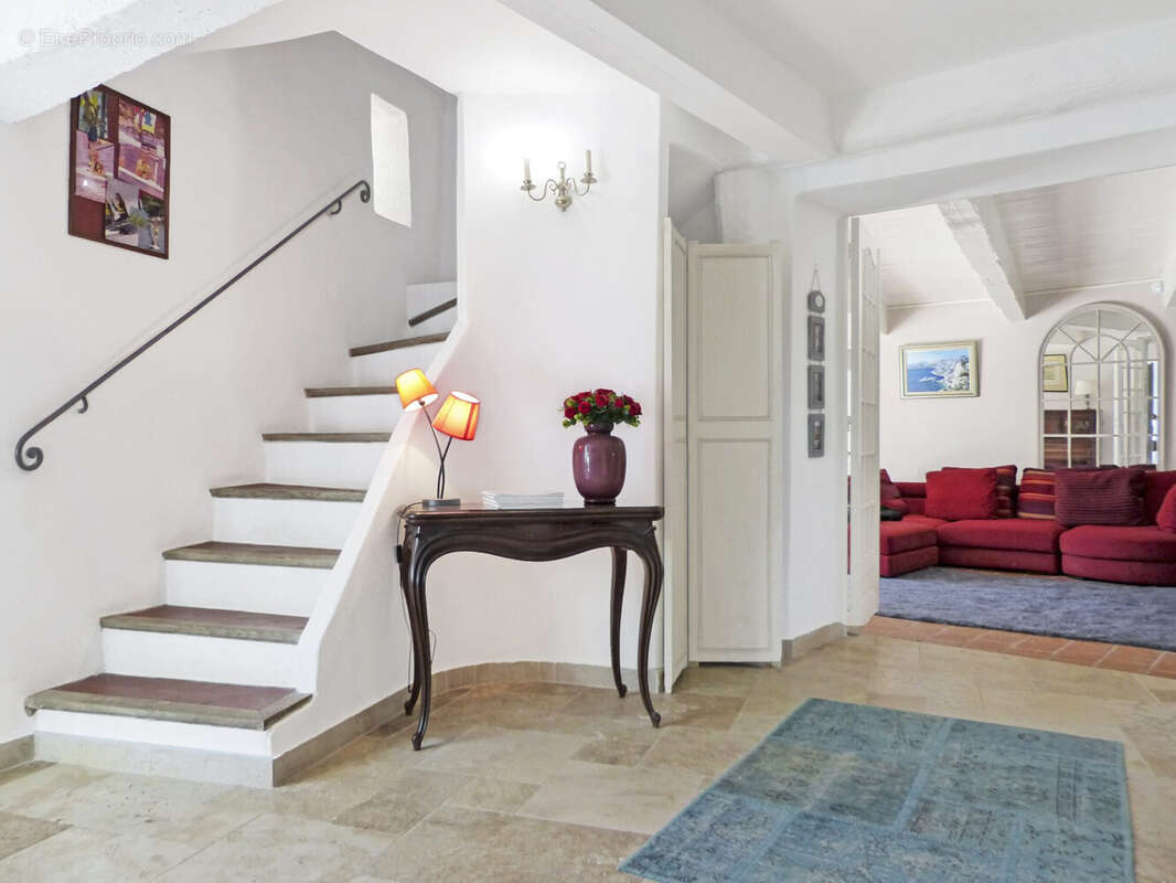 Maison 325 m² à La Roquebrussanne  - photo 6