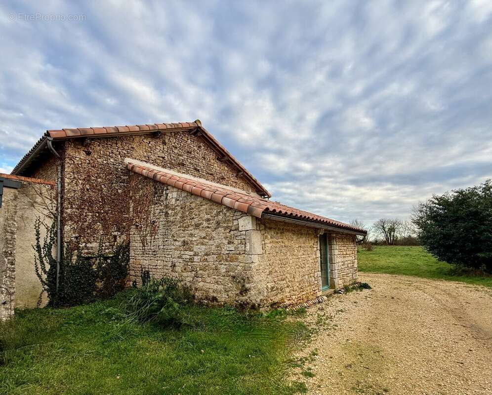 Grande ferme en pierre rénovée avec terrain et dépendances - photo 14