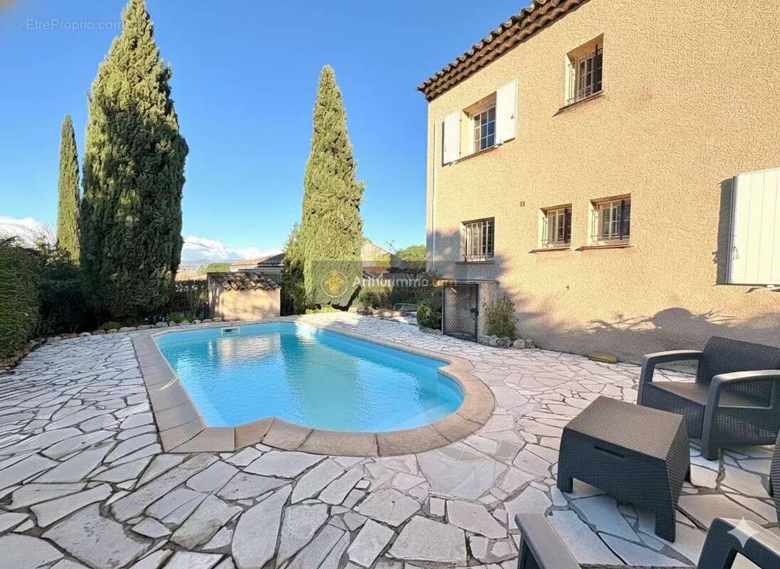 Maison à ROQUEBRUNE-SUR-ARGENS