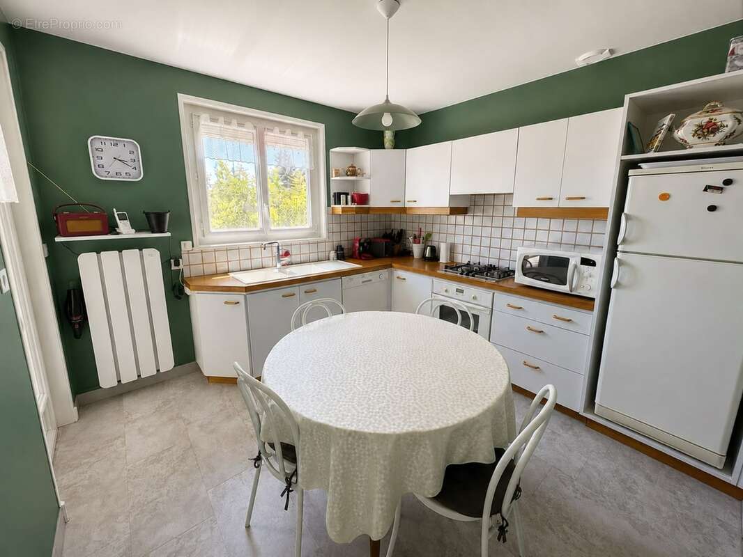 VEAUCHE – Belle maison familiale de 130 m² sur 1 050 m² de terrain - photo 2