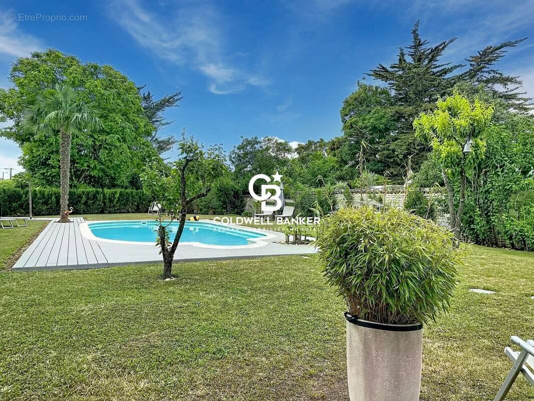 Maison familiale de belles prestations avec jardin et piscine à Aumagne - photo 2