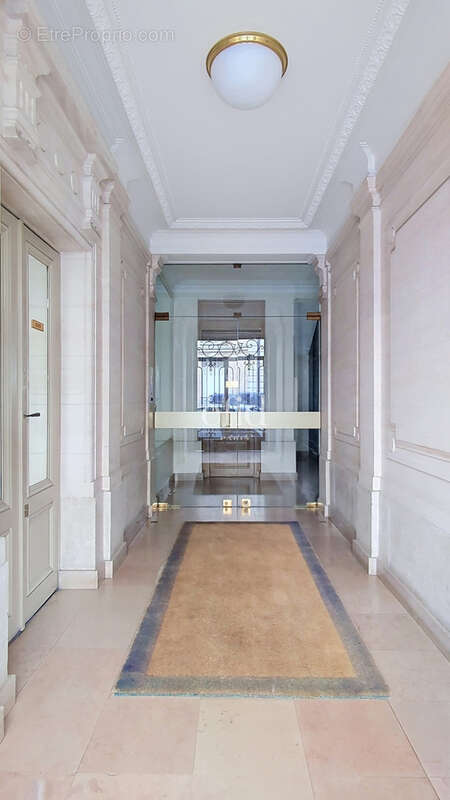 Appartement à PARIS-16E
