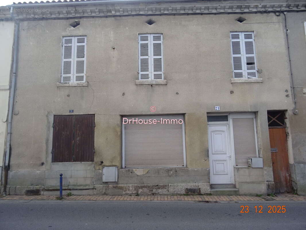 Maison à LA ROCHE-CHALAIS