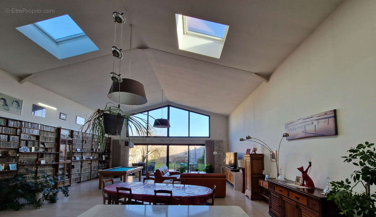 Photo 2 - Commerce à AMIENS