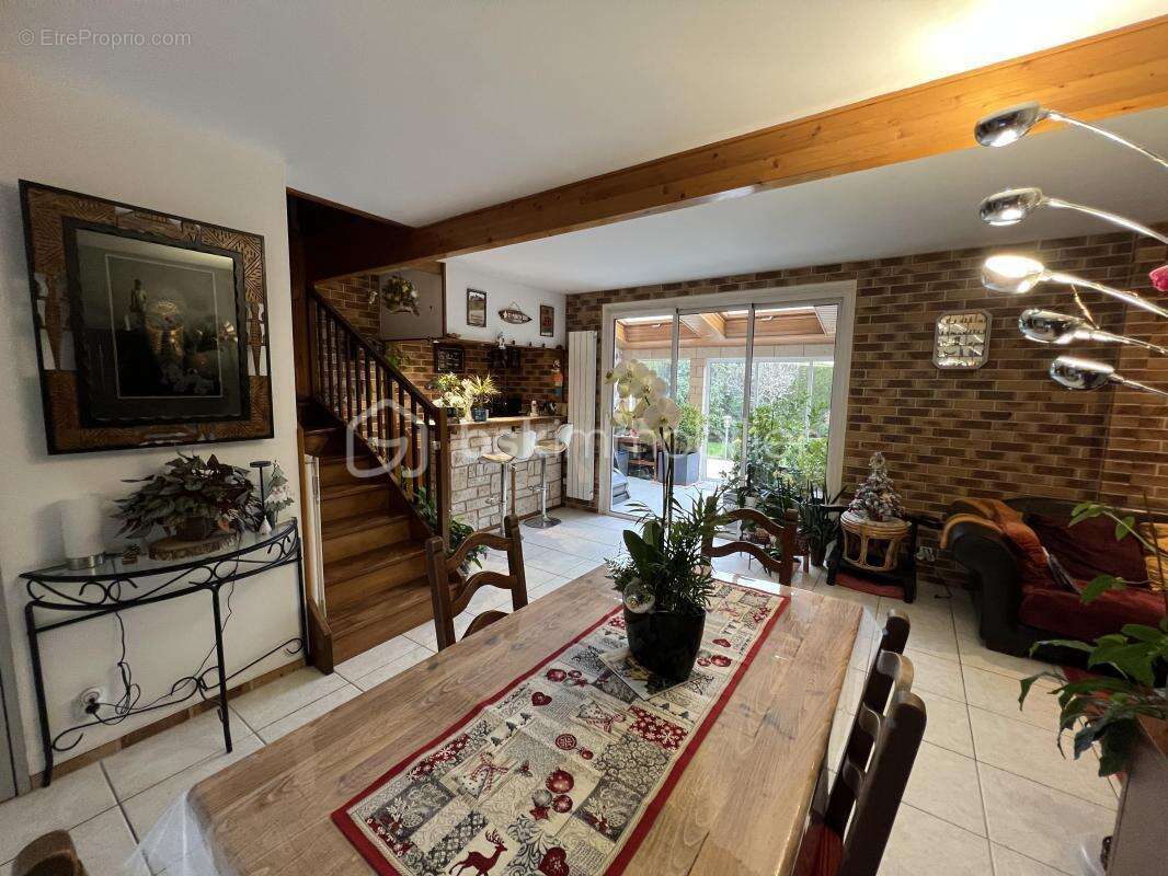 Maison à VOISINS-LE-BRETONNEUX