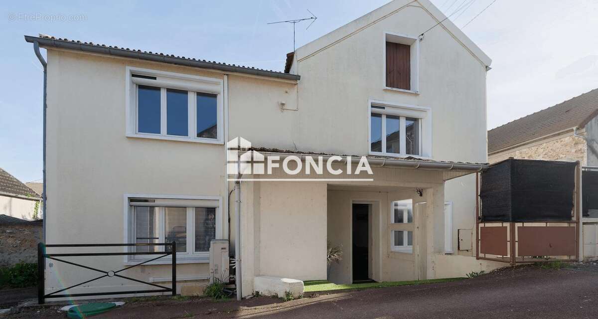 Saintry-sur-Seine – Route de Morsang  Maison avec grenier aménageable, terrasse et 2 parkings - photo 3