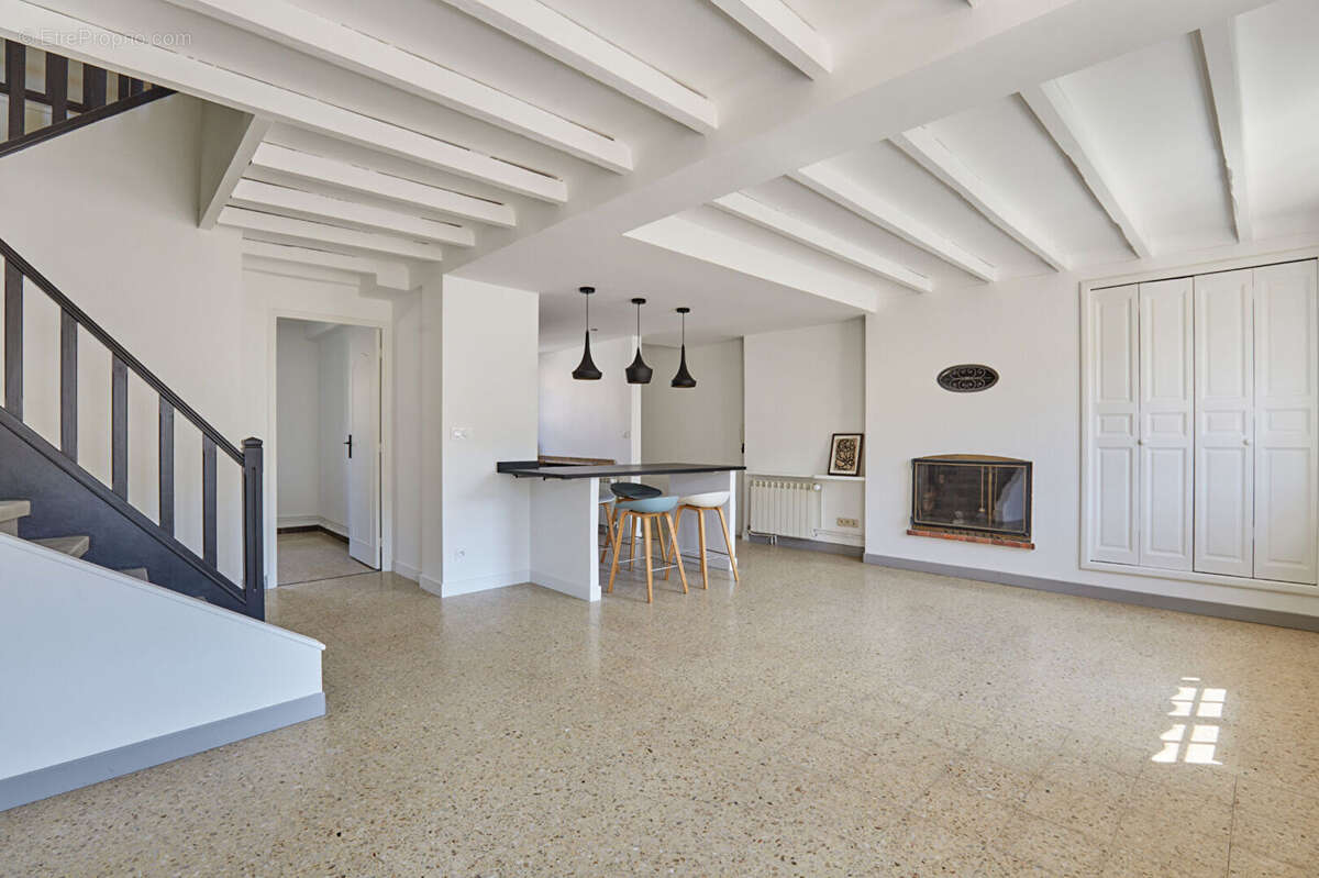ALLEINS, Maison de caractère en pierre avec fort potentiel d'habitation et de rentabilité locative - photo 7