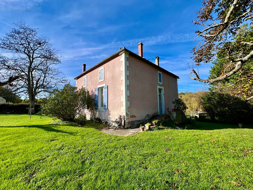 Secteur Villeneuve-sur-Lot, à la campagne mais non isolé, venez découvrir cette charmante maison en pierre de 77,84 m² habitable - photo 7