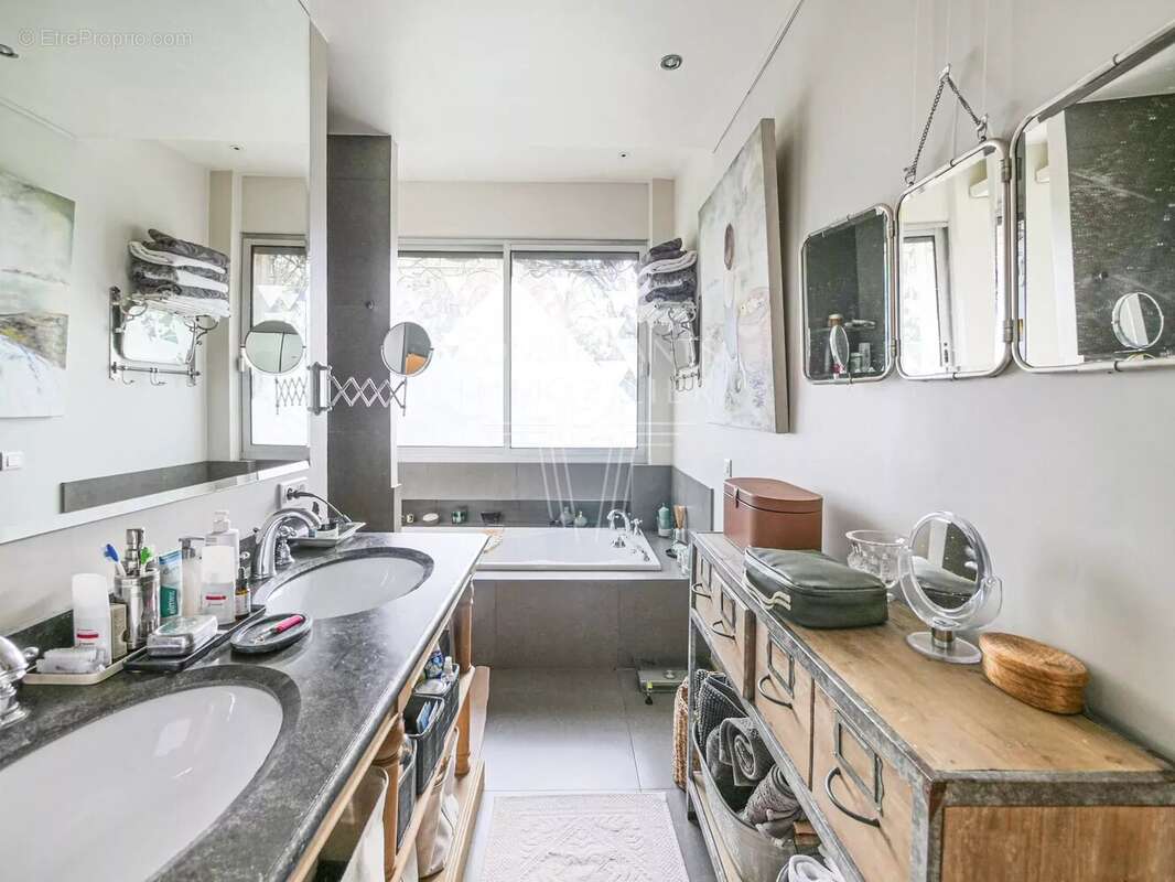 Appartement à NEUILLY-SUR-SEINE