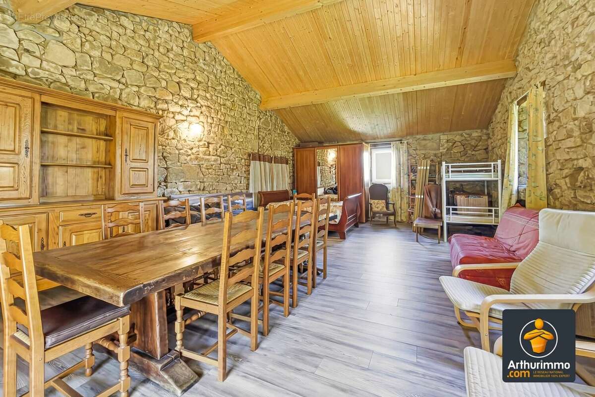 Maison à LE CRESTET