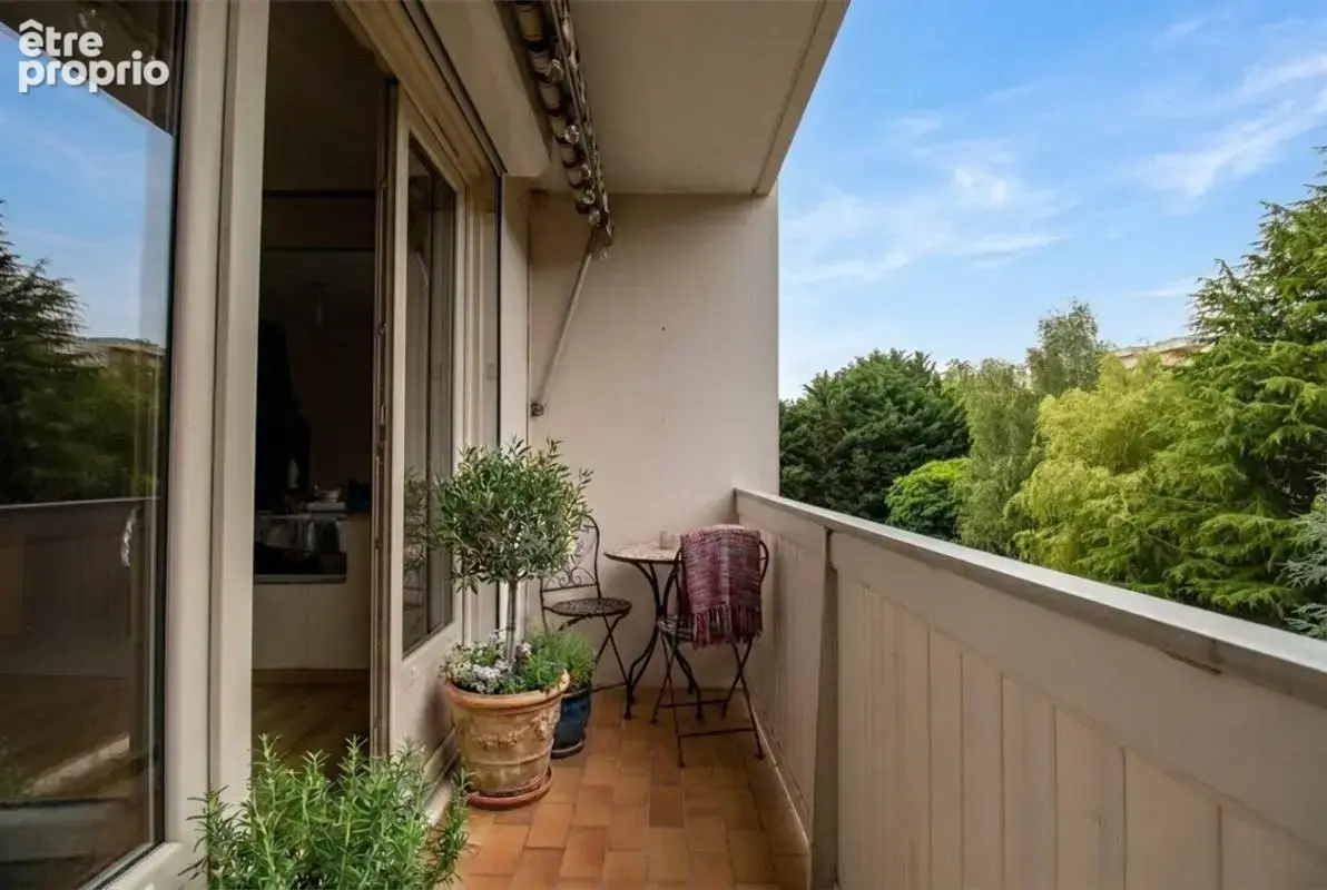 Appartement 4 pièces rénové avec terrasse et vue sur parc - cave - garage fermé - Quartier La Madeleine - photo 3